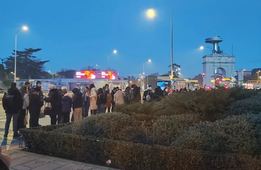 Long queue outside Metro Moncloa for bus 691